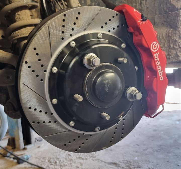 Установка тормозной системы с суппортами Brembo на автомобиль Toyota LC 200 с размерностью тормозных дисков 380 мм