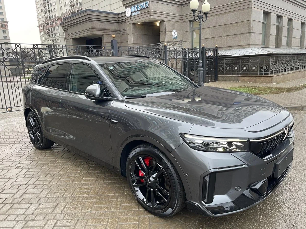 Установка тормозной системы на автомобиль Voyah Free, перед 6 поршневые суппорта Brembo GT6 с тормозными дисками 405мм, зад Brembo F40 380mm