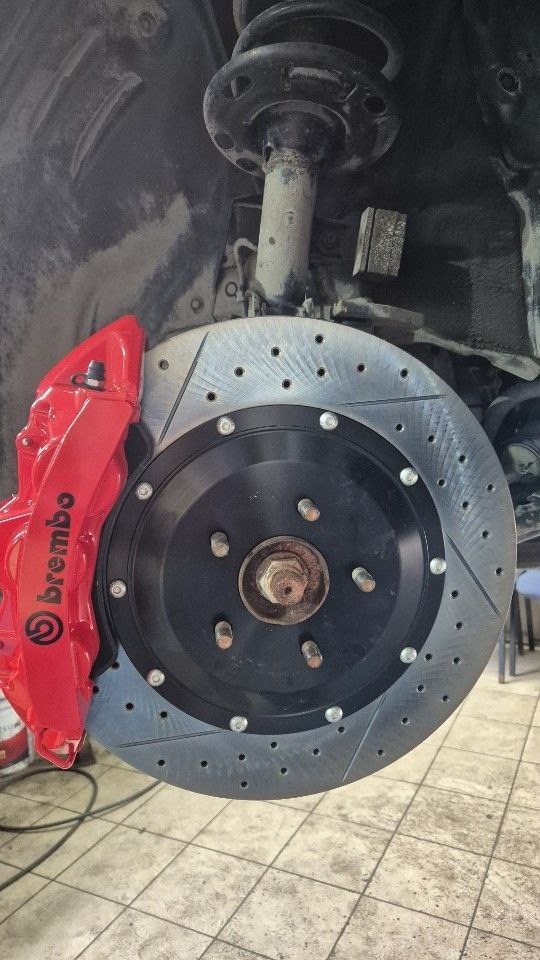 Установка переднего комплекта тормозов Brembo на Mazda CX-5 тормозной…