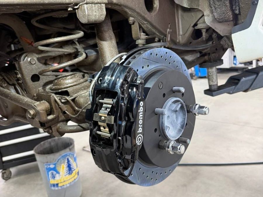 Установка на Toyota Land Cruiser 200 усиленной тормозной системы на заднюю ось Brembo F40 под 18 колеса.