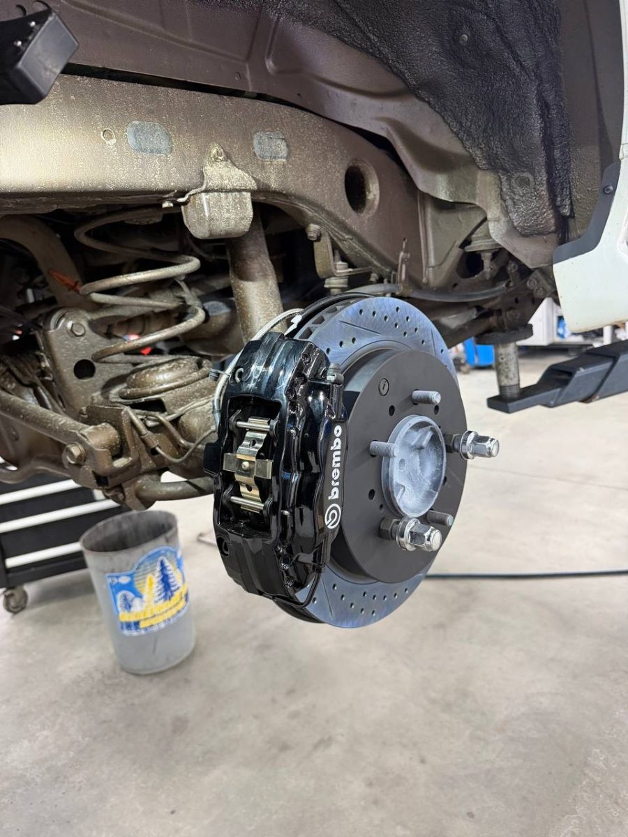 Установка на Toyota Land Cruiser 200 усиленной тормозной системы на заднюю ось Brembo F40 под 18 колеса.