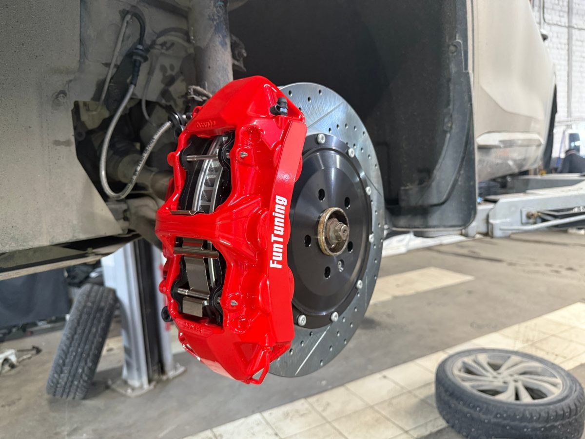Усиленная тормозная система на Geely Tugela, перед 6 поршневая Brembo…