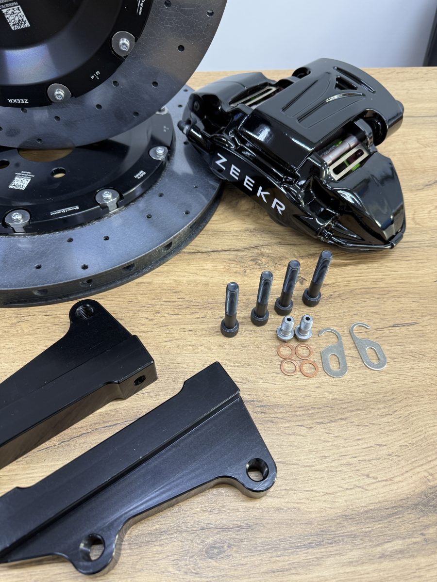 Карбон-керамическая 4 поршневая тормозная система Brembo Mehatronika с дисками 400 мм на автомобиль Zeekr 9X, задняя ось — изображение 2