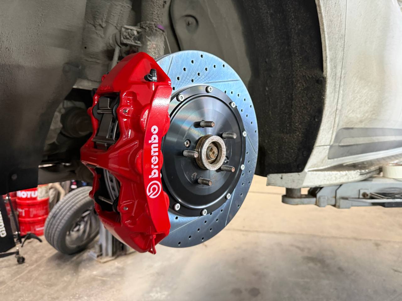 Установка усиленной тормозной системы Brembo GT6 на Kia Carnival