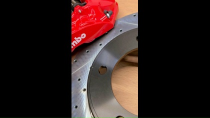 Красный суппорт с логотипом Brembo, составные диски с перфорацией и…